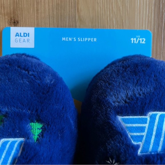 NWT Aldi Gear Slippers Shoes Size 11/12 Men’s Snowflakes Trees Logo Holiday Navy - Picture 3 of 6